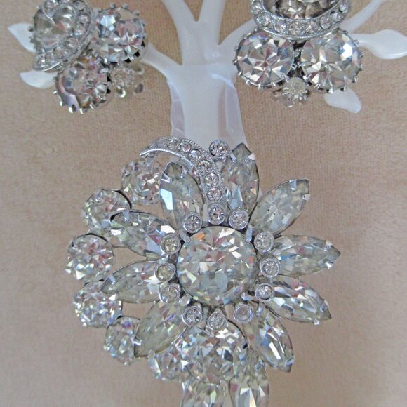 Eisenberg Ice clear rhinestone 2 x 1 and 7/8 brooch & clip back earrings, 1950's - Picture 12 of 14